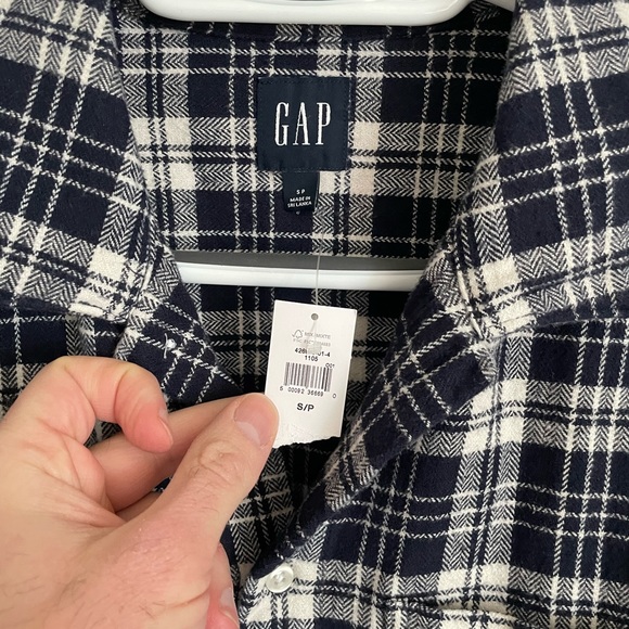 Men’s gap flannel shirt. Navy and white. Size small. Tags still attached. - Picture 2 of 6